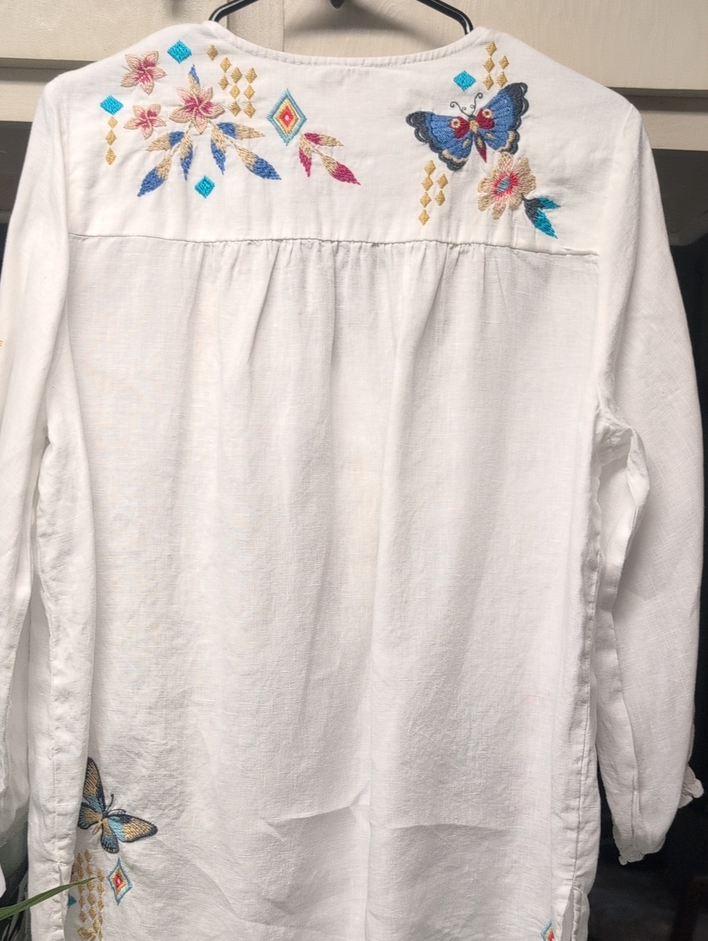 Johnny Was Mariposa White Linen Top. - Picture 3 of 10